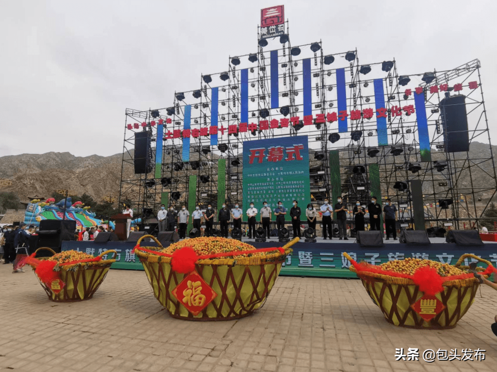 6月11日组织40多位网络名人走进土右旗美岱召镇,对第十四届中国金杏节