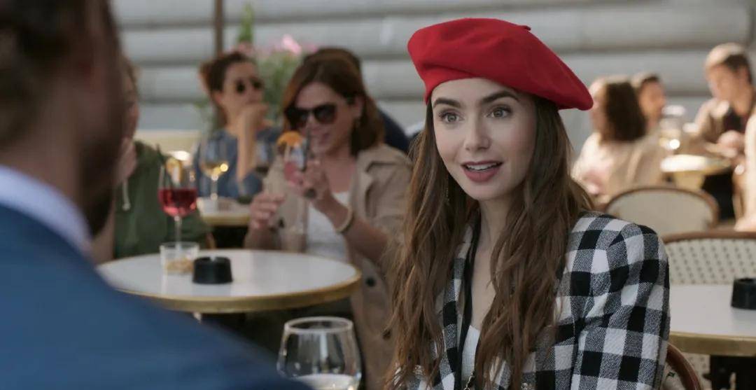 《艾米丽闯巴黎》讲述的是一位来自芝加哥的国外女生 emily cooper