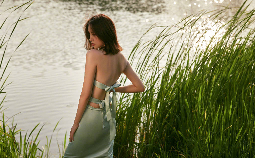 唐艺昕湖畔夕阳写真唯美动人 嫩绿深V长裙身材绝佳