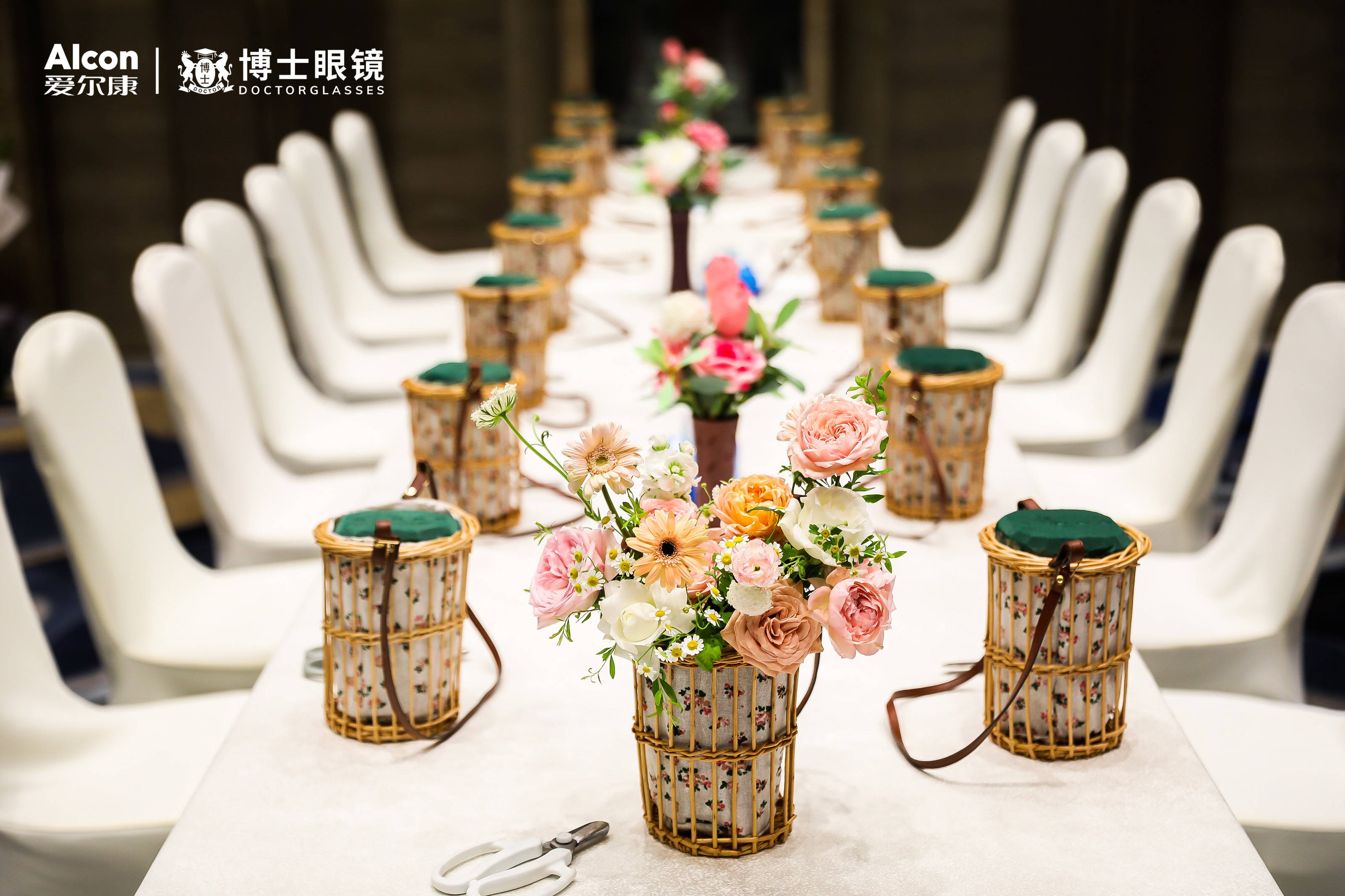博士眼镜×爱尔康联名沙龙以"自然花园"为概念,现场布置大量花艺,在不