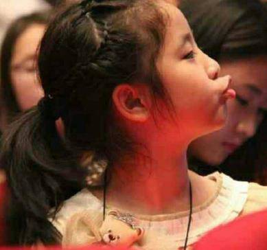 让华晨宇惊讶的妹妹长啥样看到亲哥镜头下的她不出道可惜了