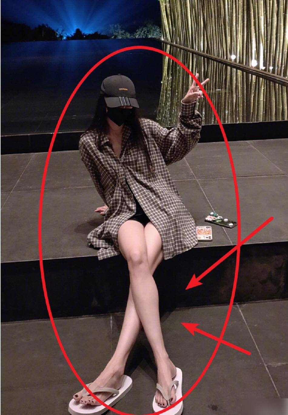 原创杨幂度假近照被疯传细白长腿太吸睛34岁的身材让少女都羡慕