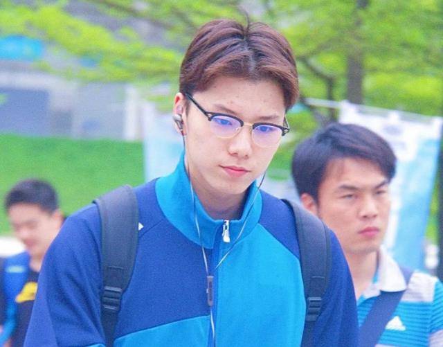 年纪不大的他,在队里爱玩爱闹,何峻毅在做肌肉放松的时候,李广源忍不