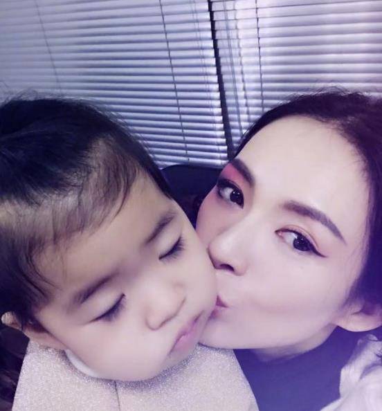 原创章子怡亲吻儿子太用力还挤出双下巴弟弟侧颜首曝光眉眼像姐姐