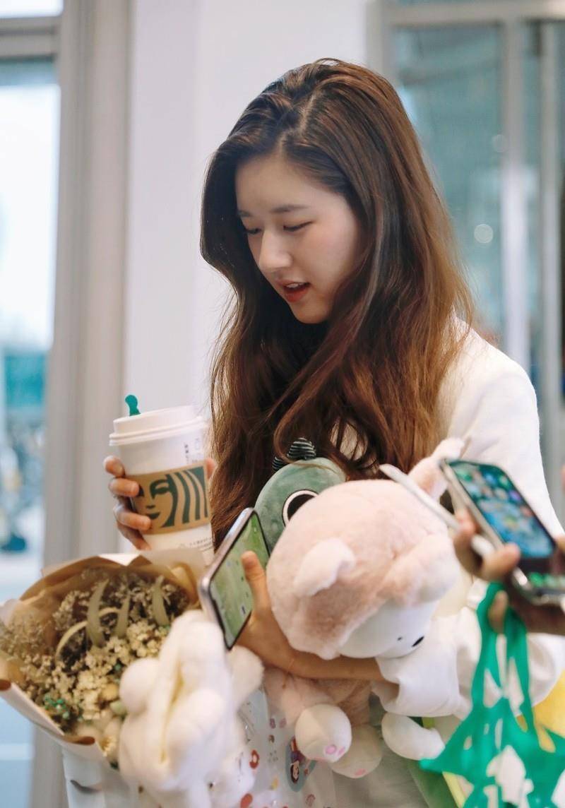 20岁的赵露思有一张初恋脸,穿粉色碎花裙清新又甜美,美得太清纯