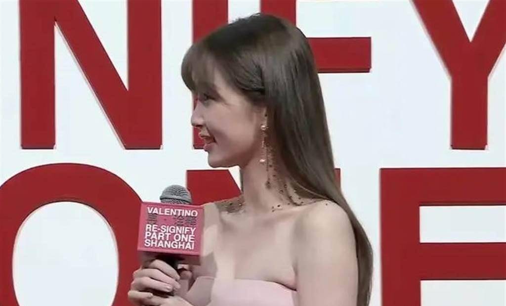 原创25岁虞书欣红毯拼时尚束手无措衣服勒太紧网友这副乳一言难尽