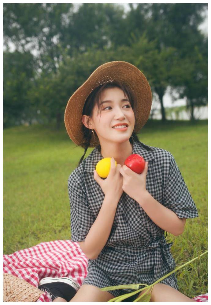 原创苏青的田园风格穿搭实在太美格子连体衣配草帽阳光下明艳动人