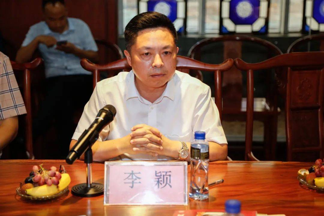 临澧县委书记李雨初带队调研倡导吃临澧菜喝玉冰烧