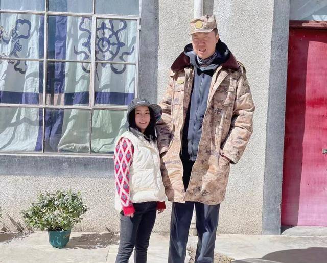离婚后没多久,王治郅认识了主持人周蕾,周蕾是一名文学功底深厚的才女
