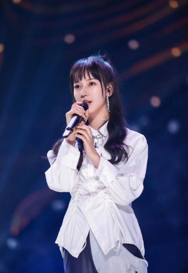 原创秦牛正威新恋情疑曝光与同龄吴岱林牵手回家两人昔日互动超甜