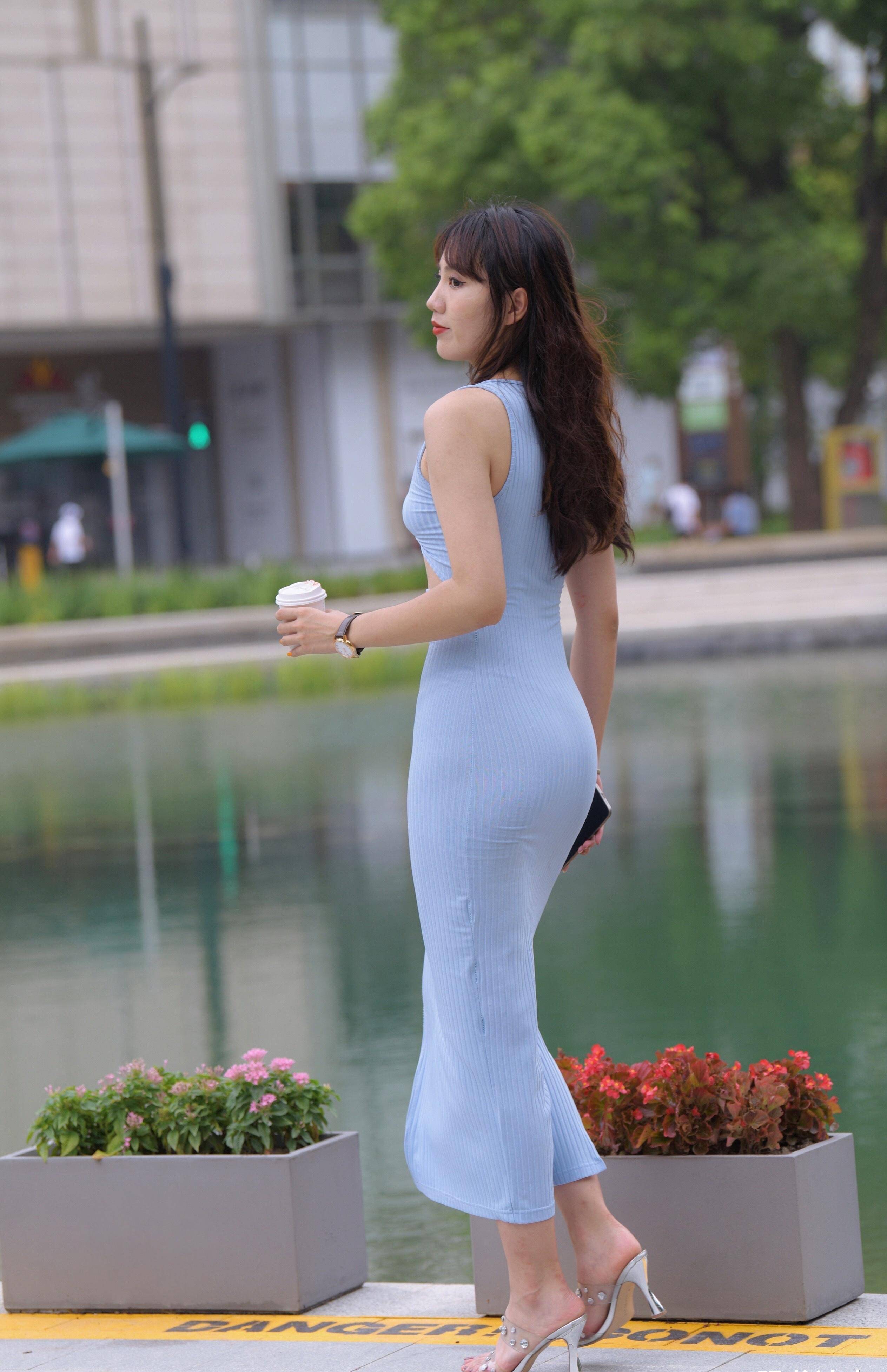 原创修身连衣裙不仅很有女人味而且可以衬托出女生的曲线美