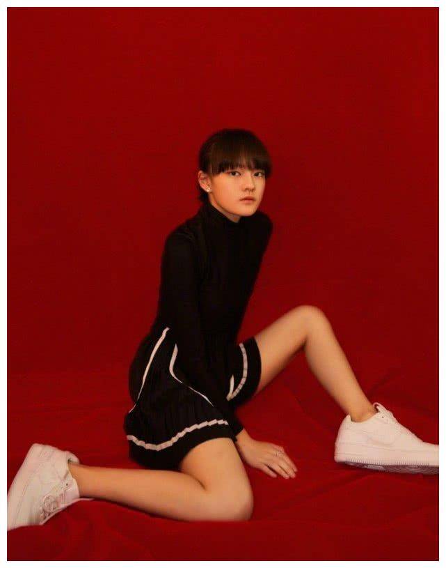 原创文淇为秀腿挑战高难度一字马姿势看成效后青少年别去学