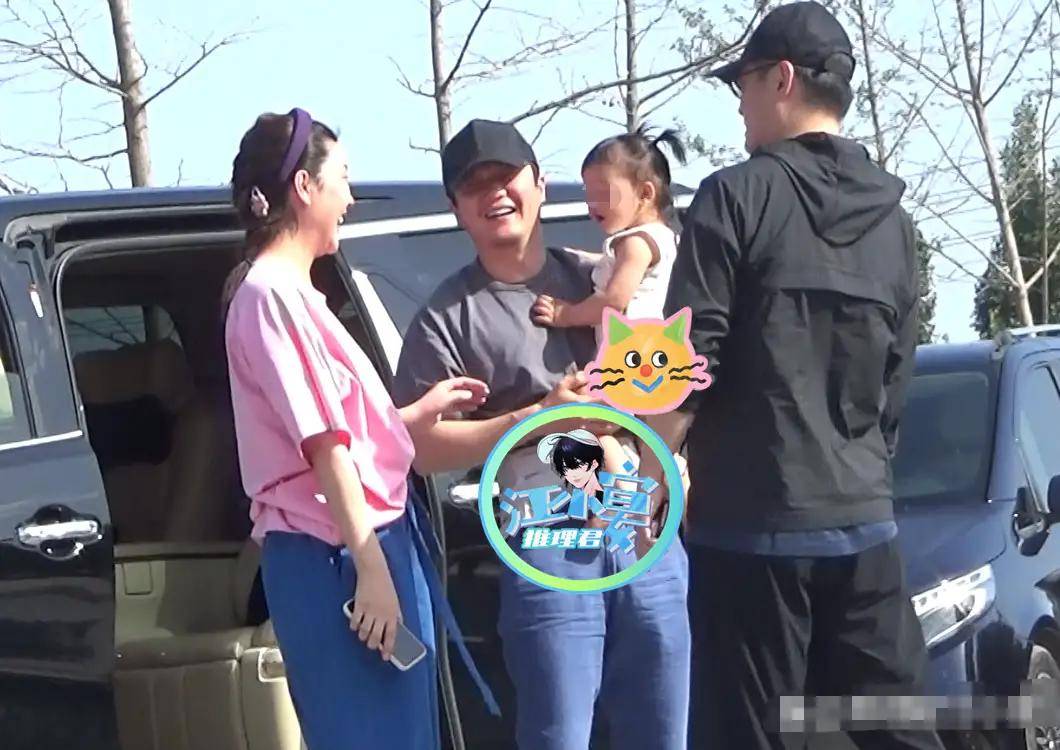 耿乐一家四口与肖央全家郊游,神秘妻子罕露面,皮肤白皙气势足_王碧琪