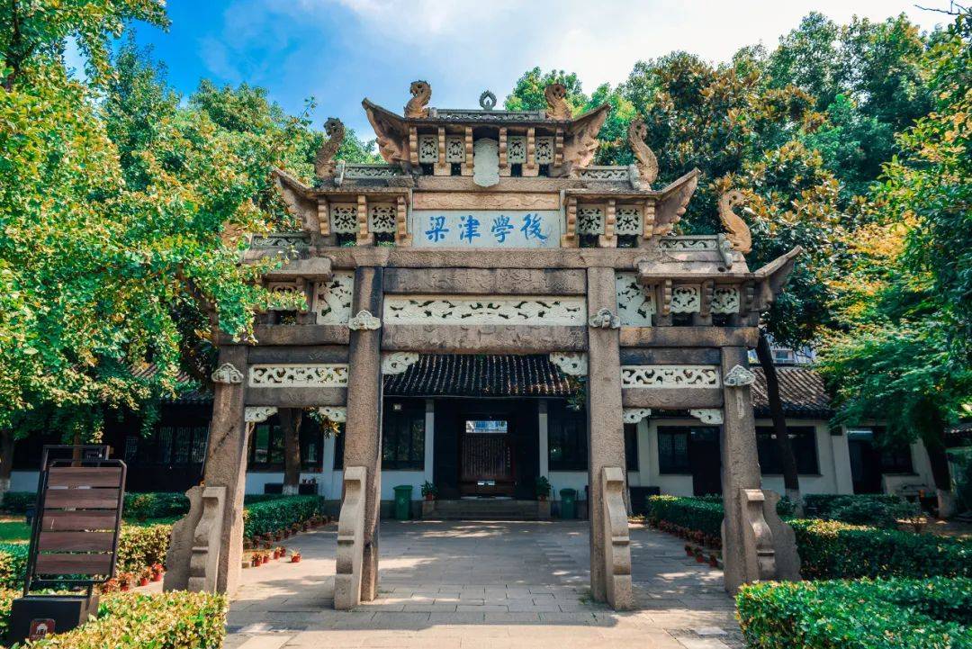 东林书院是古人讲学的地方.亭台楼阁,水榭戏台,奇花异草,竹林乔柯.