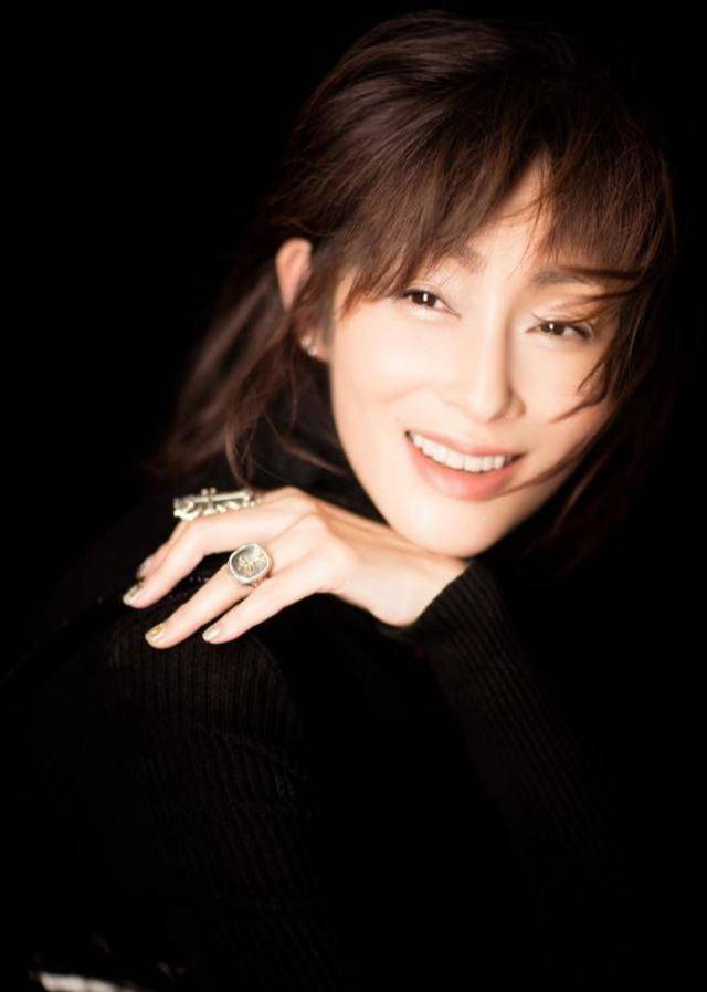 原创张敏也老了身材容貌都有变化但气质依旧令人着迷