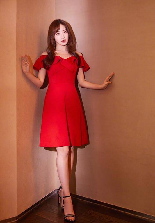 张含韵衣品原来这么好,穿薰衣草色卫衣搭卷边裤,人火又好看_时候_一身