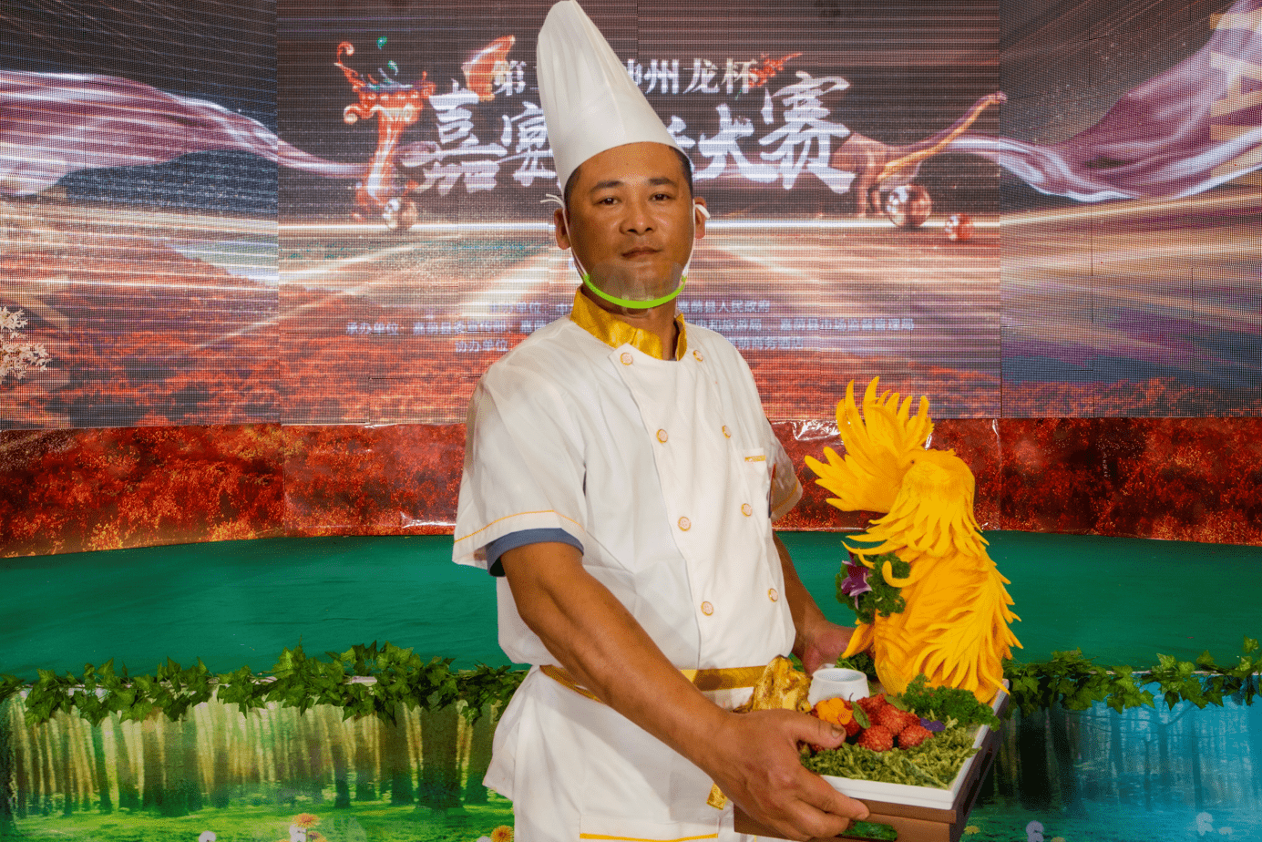 蒸饺地方菜的刘长亮厨师荣获银奖厨师称号,掌勺人家宴坊的袁明亮荣获