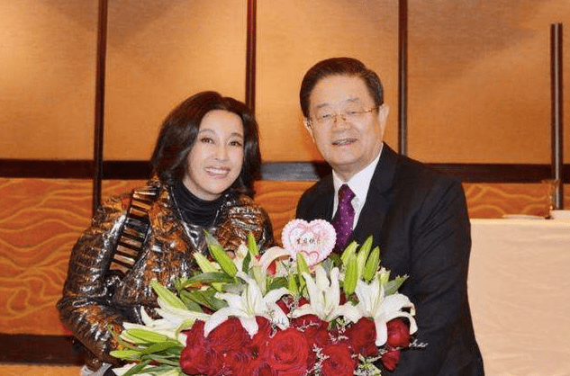 原创刘晓庆与第四任丈夫同框大她十岁其貌不扬却让她得罪不起