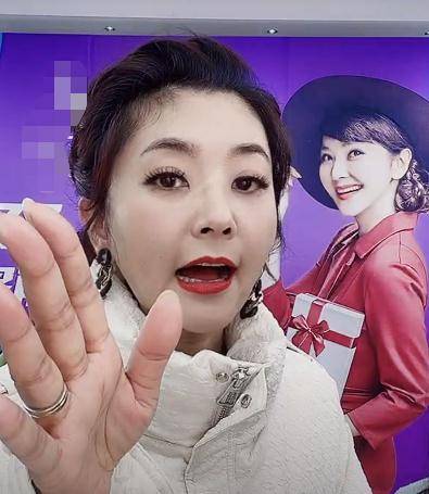 原创方琼嫁电视台高层33岁成电视名嘴46岁被指满脸皱纹