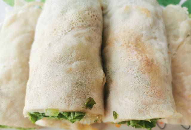 煎饼就爱这种吃法,面糊搅一搅,柔韧又劲道,卷什么菜都好吃!