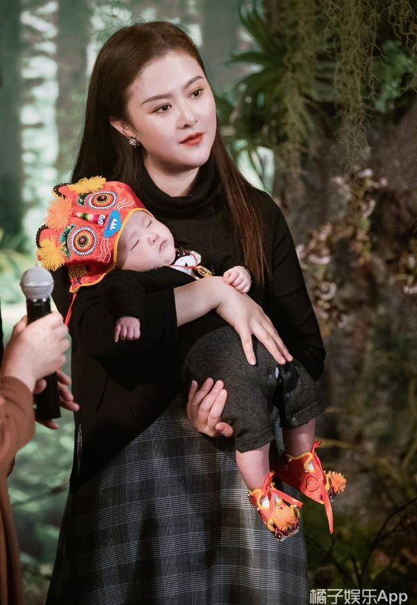 沈腾带小狮子出去玩的照片▼(但是后来删掉了)小狮子还把纸团丢到地上