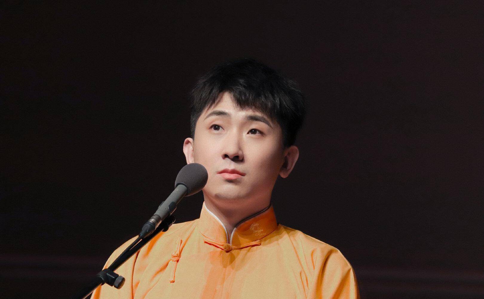 根据狗仔拍到的画面,德云社演员尚九熙跟一位女性朋友一起去看夜景