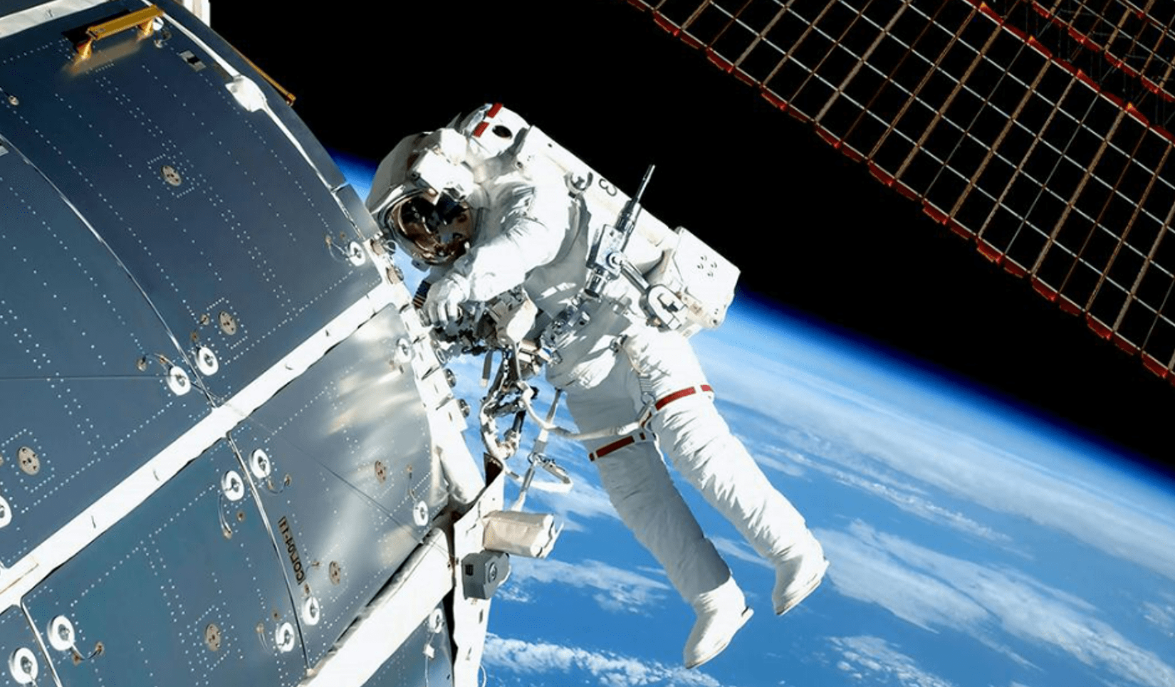 航天员在太空中如果不小心飘离太空飞船该如何重返飞船