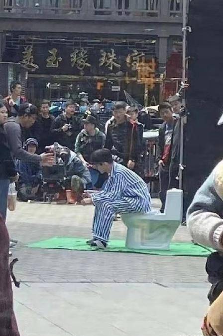 王俊凯新剧路透曝光穿着病号服在公开场合蹲马桶引热议