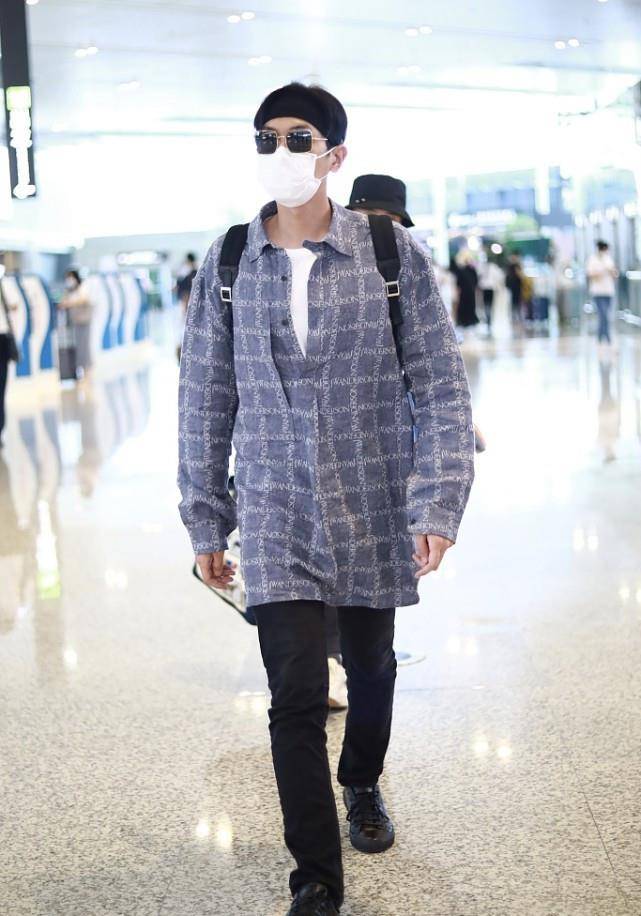 原创张若昀走机场穿格纹衬衫搭黑色休闲裤再系上发带颇为时尚