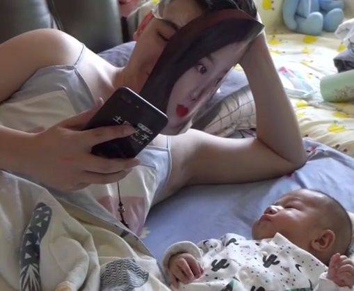 "假面奶爸"玩手机带娃两不耽误,网友:兄弟,吊带是认真的吗?