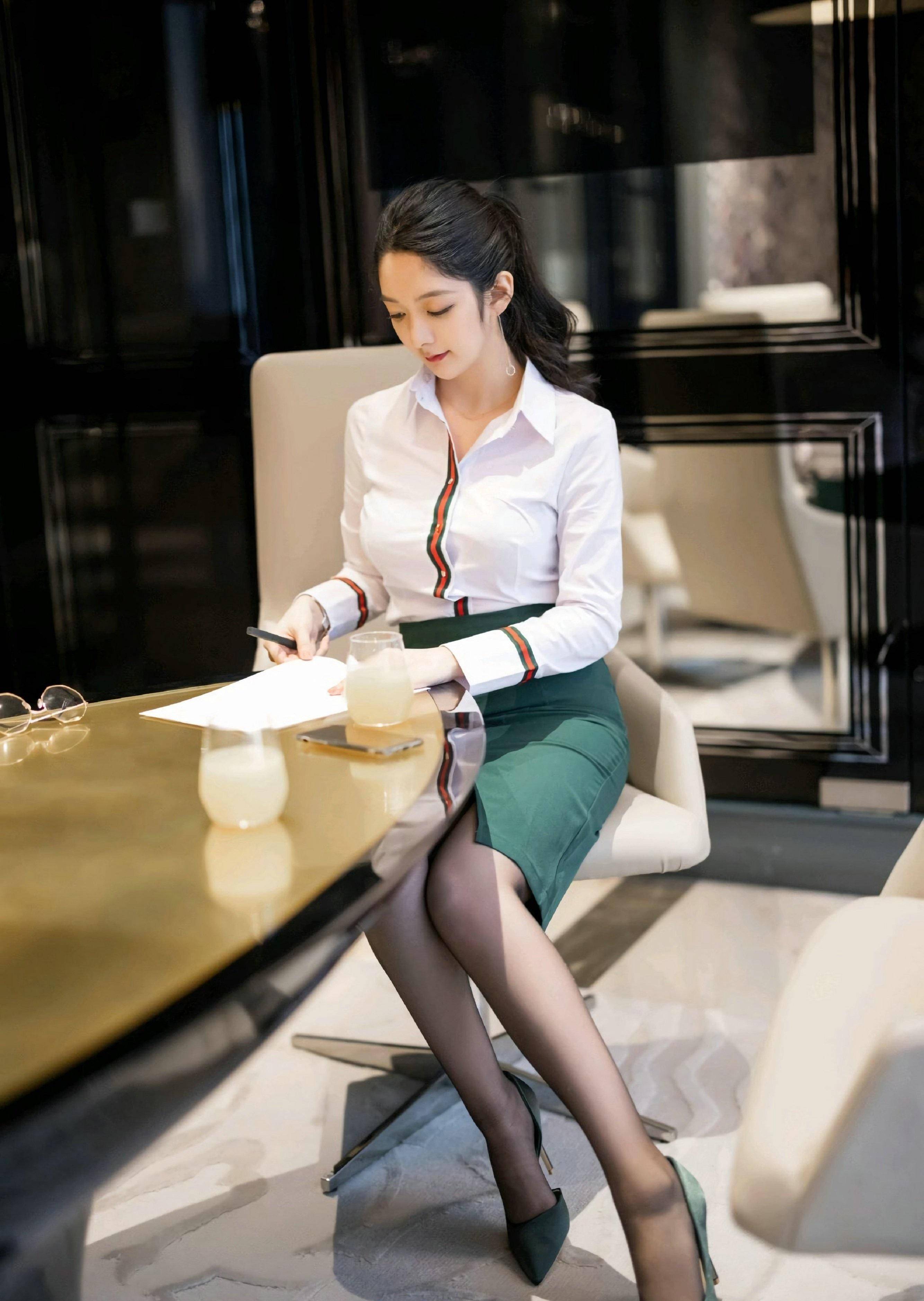 原创美女白衬衫搭配绿色包臀裙个性十足脚上一双绿色高跟鞋魅力无限