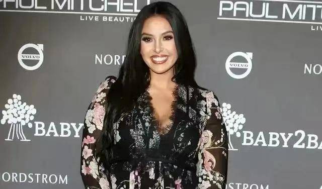 全身照曝光,明显瘦了,与友人合影略显俏皮_科比_篮球场_照片