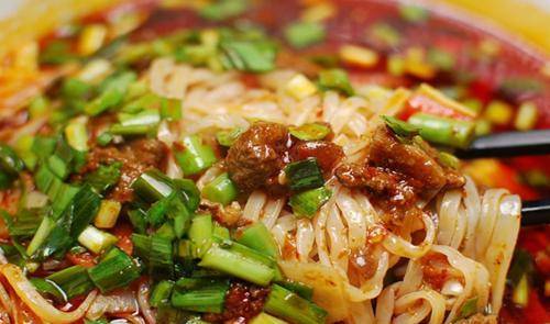 今天咚咚就给大家分享臊子面的做法,如果说是家里有自己做的肉臊子的