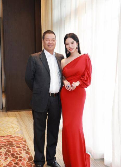 原创顶级名媛余晚晚拒绝父亲余静渊百亿资产自己创立品牌