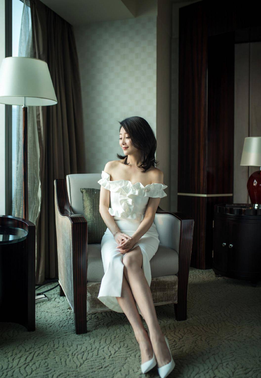 原创40岁殷桃晒照秀身材家装更是高级光是家里植物布置就过百万