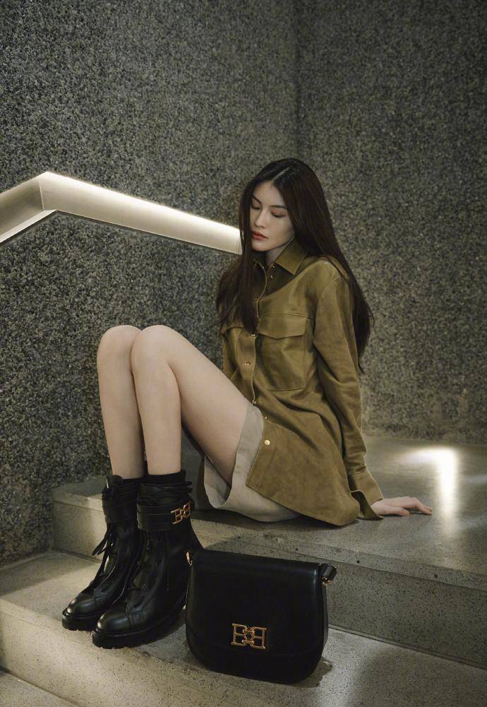 原创超模何穗晒时尚身材躺浴缸放不下大长腿大露背礼服裙时尚撩人