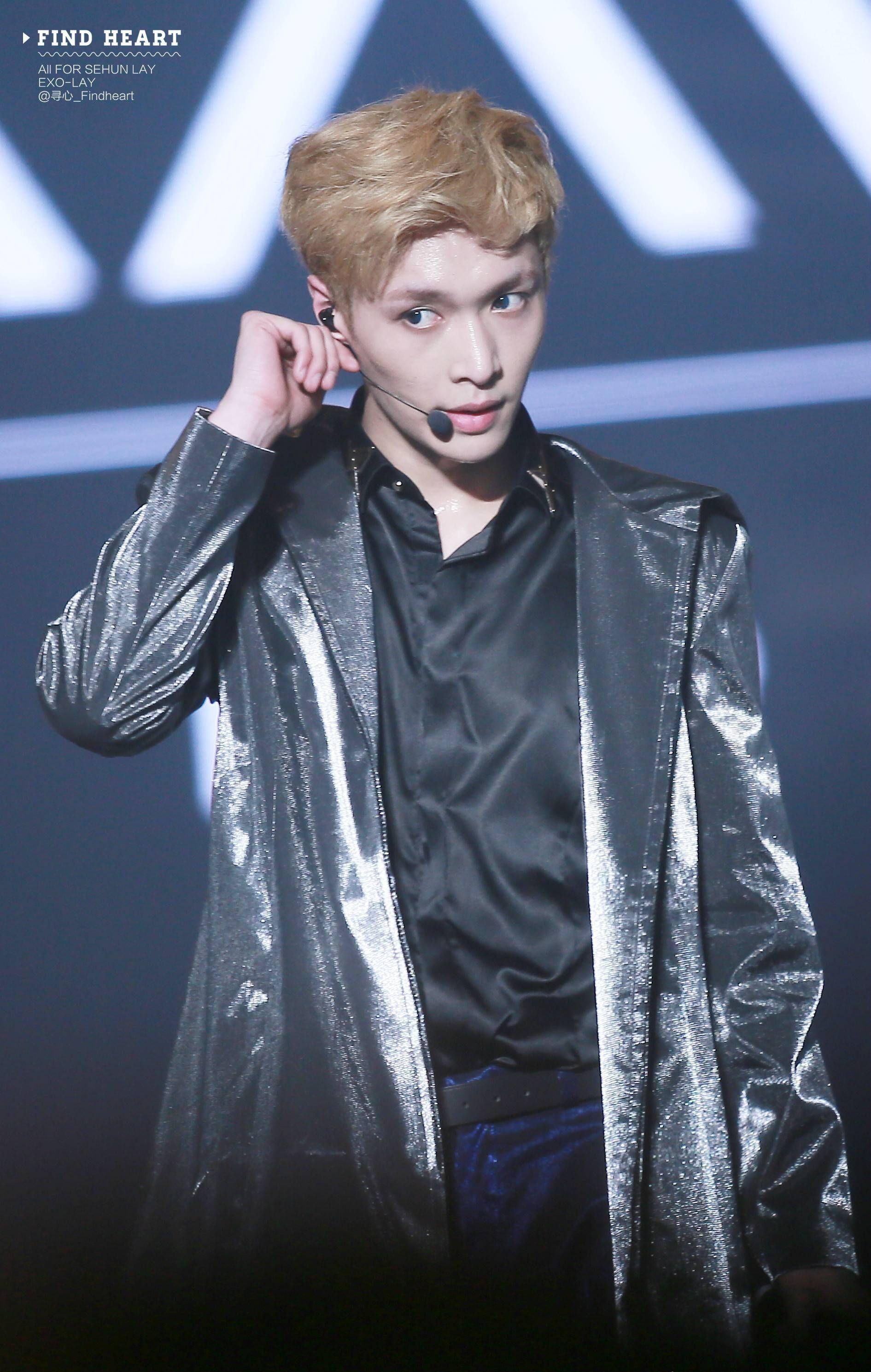 原创张艺兴金发侧颜照曝光因为颜值忽略了他的努力与实力