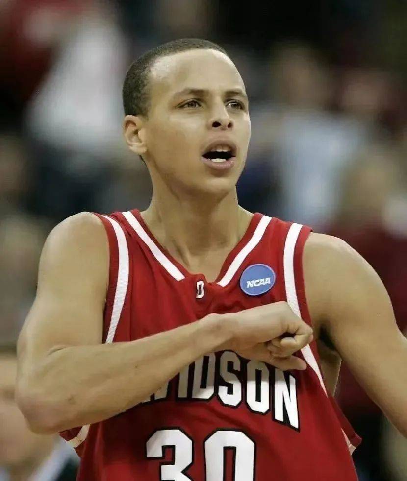 大学球衣退役只是个插曲,专属于史蒂芬库里的传奇生涯,恐怕还有很长一