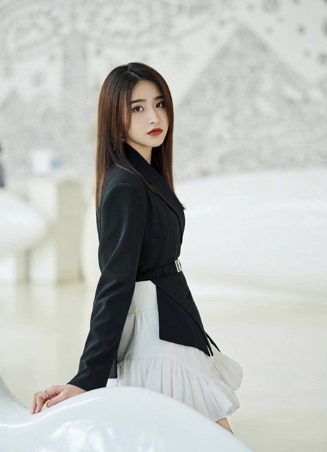 有一种变美是金子涵瘦了,衣品也像"开了挂",但腿粗是真的!