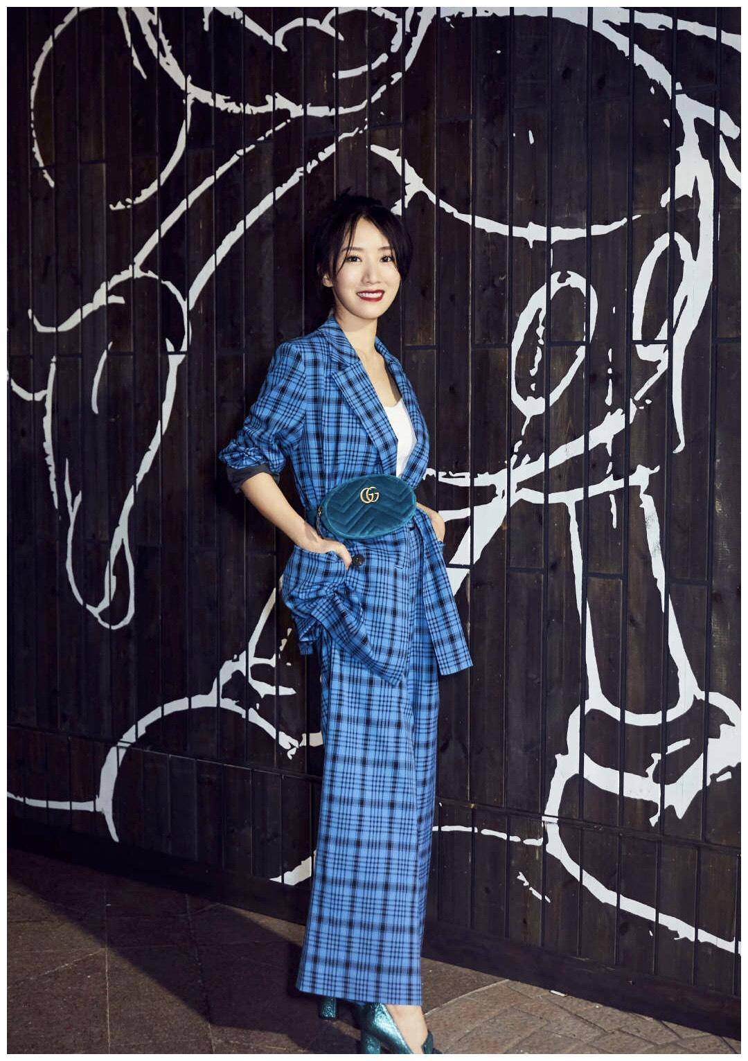 原创李念真会装嫩穿蓝色格子西服套装干练时尚扎丸子头发型更减龄