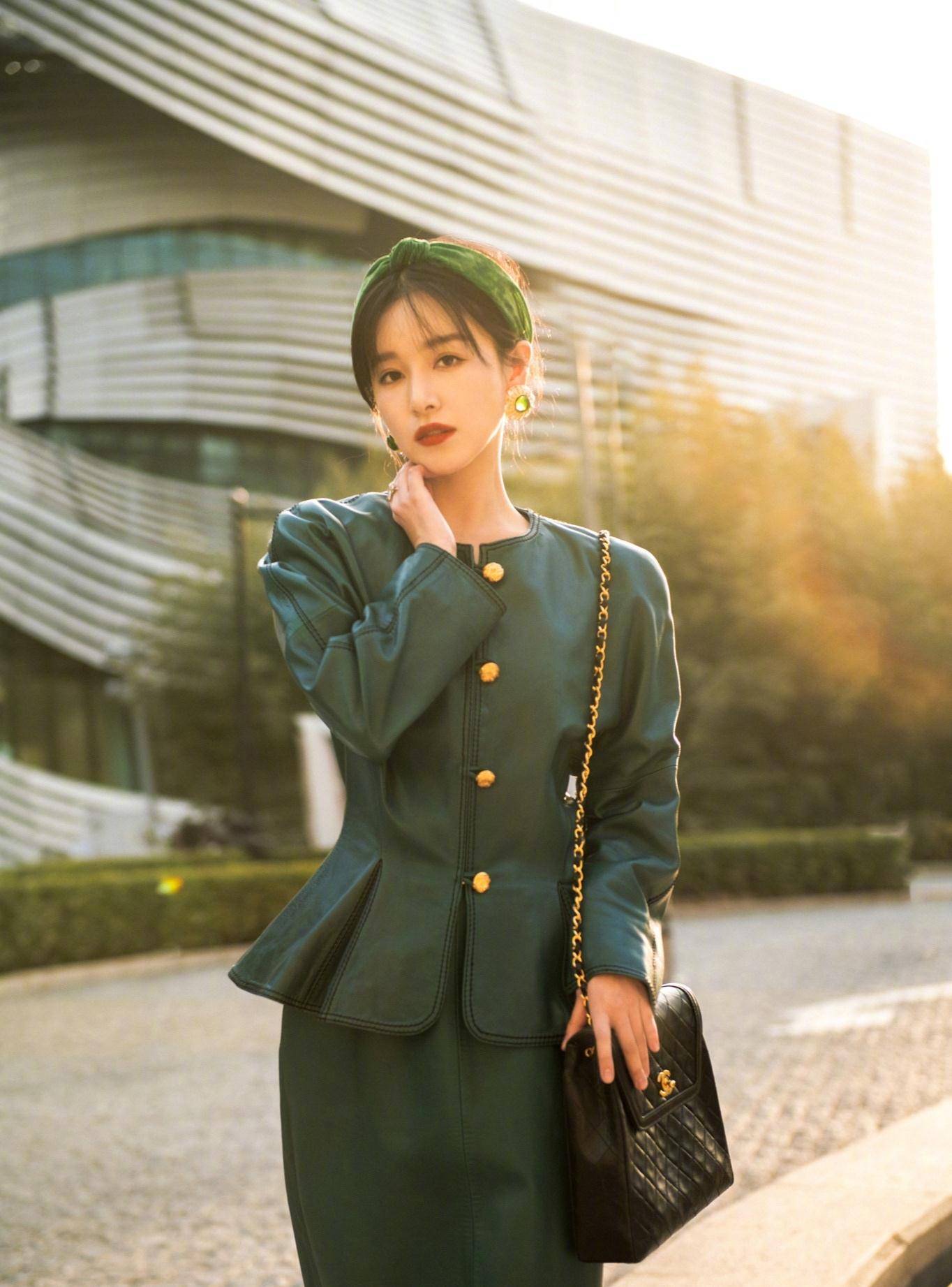 春日阚清子的"甜美穿搭",穿碎花纱裙充满生机,清新又甜美_整体_感觉