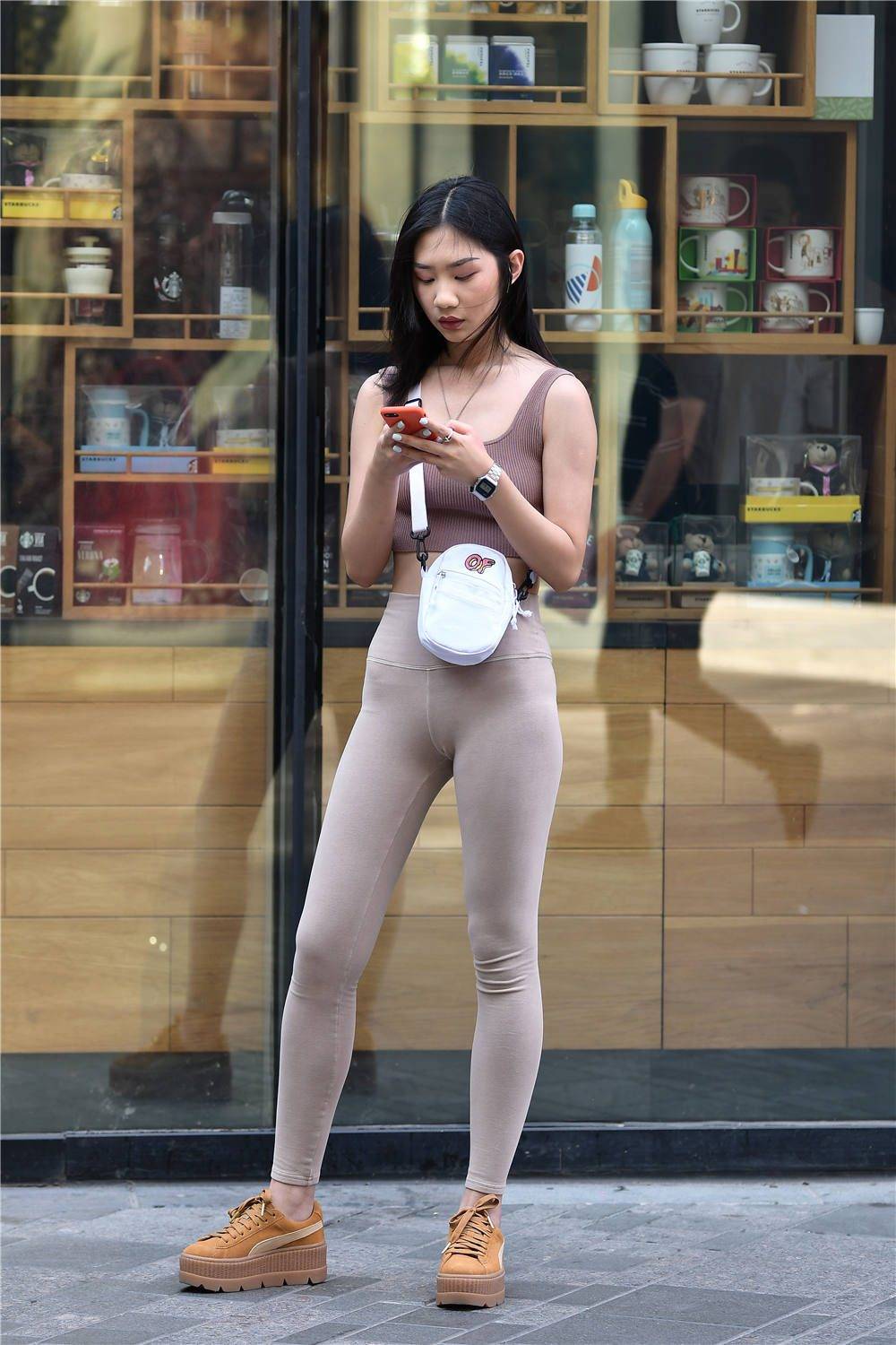 喜欢健身的美女越来越多了,搭配瑜伽裤出门逛街,就是在秀身材_灰色