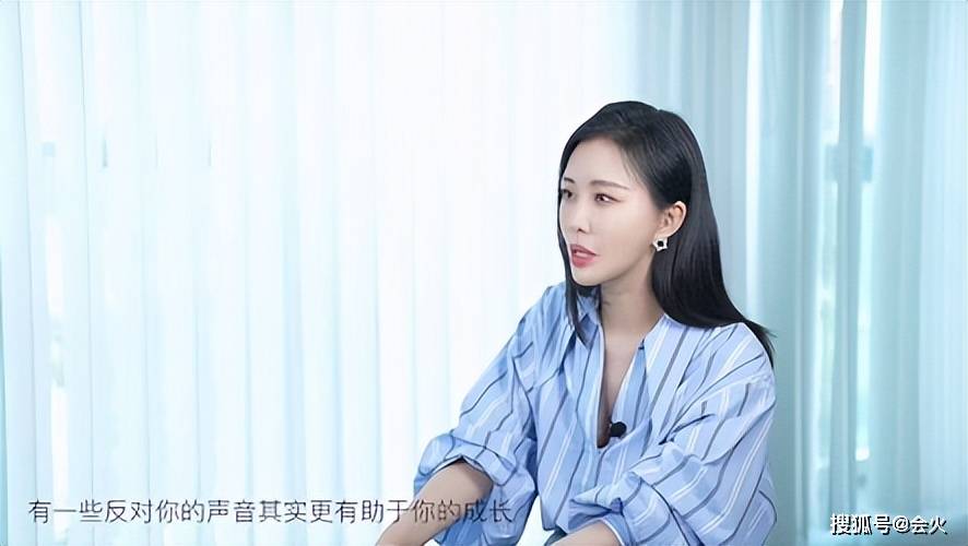 “王的女人”田朴珺光脚受访,跷二郎腿气场强大