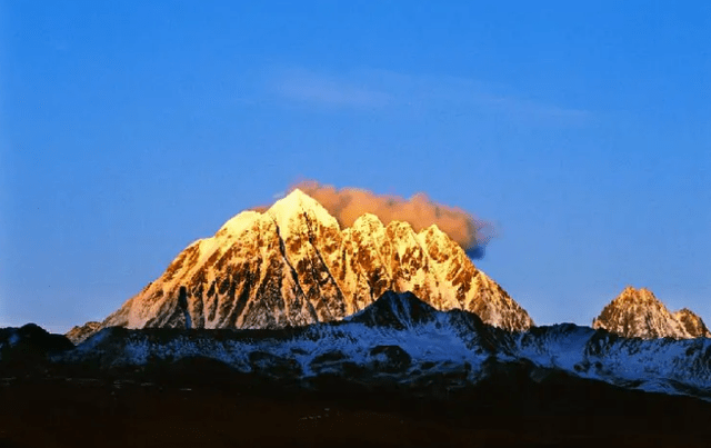 四川最高峰，位于康定以南，海拔7556米，还被誉为“蜀山之王”