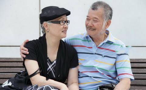 奶奶等角色为主,唐佳由于没有什么事可做,就化身为妻子雪妮的小跟班