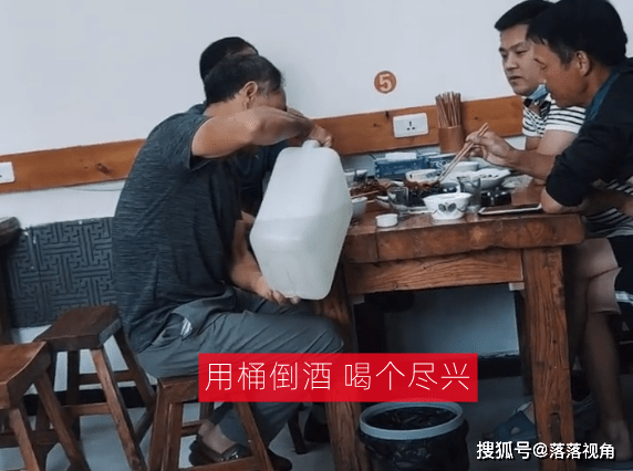 陕西四男子聚餐