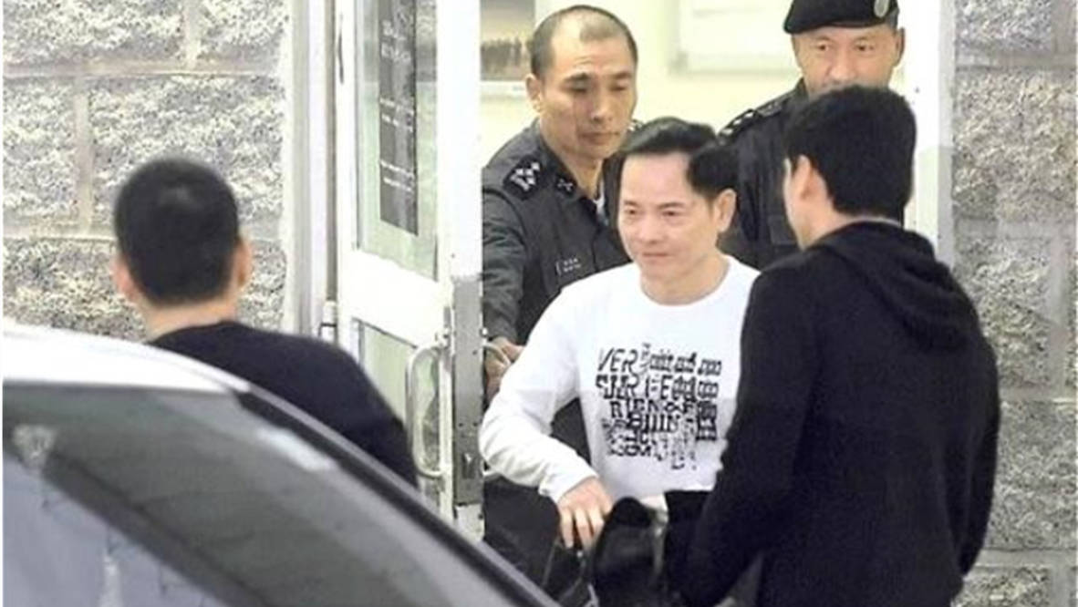 崩牙驹被捕前夕影像曝光,面对记者镇定自若,浑然不知大难将至_澳门