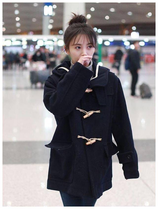 原创鞠婧祎气质真不弱穿牛角大衣配牛仔裤走机场扎高丸子头好俏皮