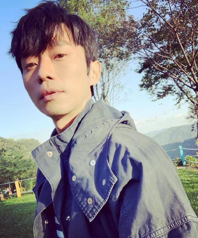 张栋梁晒近照完全变样,瘦脱相气质也变农村:这真的不是奚梦瑶吗_何群