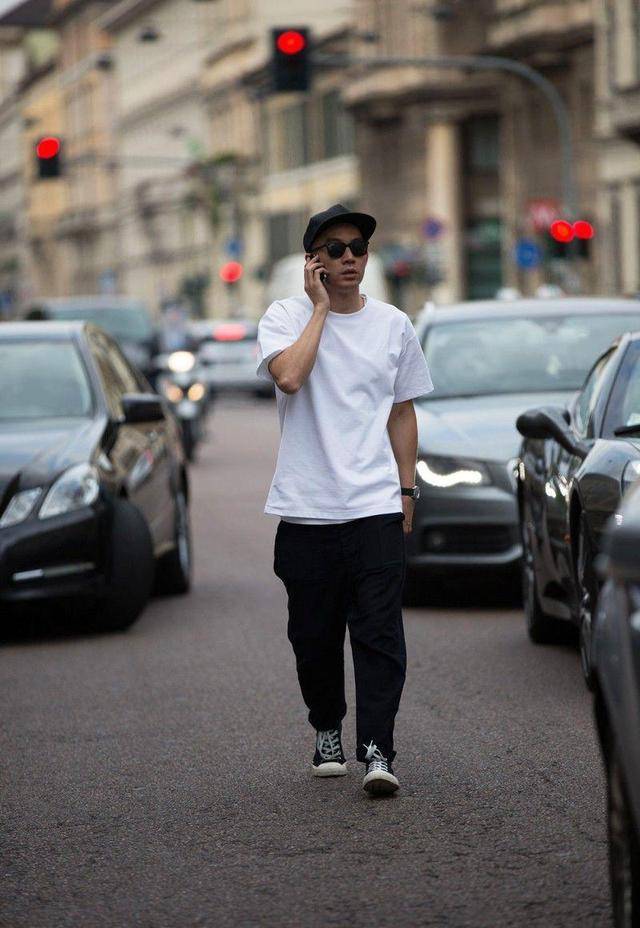 原创会穿的男人几十块的白t也能打造时髦范夏日这样搭就很出众